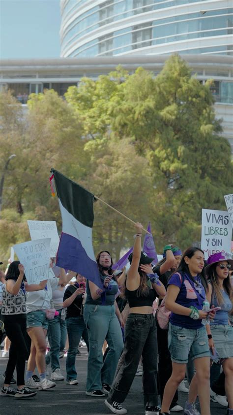 mujeres enseñando las chichis|Los mejores 2000+ vídeos de Pechos Desnudos Banco de